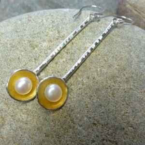 silver and pearl dangle earring.